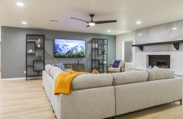 Cozy house w putting green mtn views BBQ