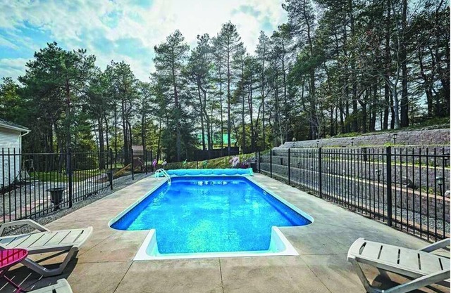 Cozy House with Hot Tub & Heated Pool