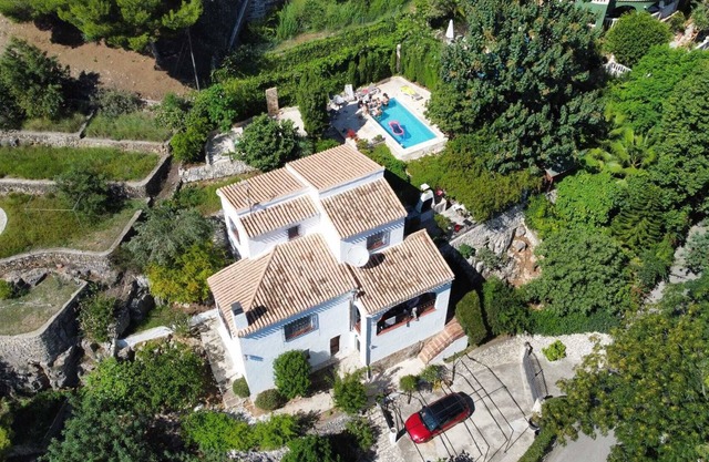 Cozy house with pool and great views.