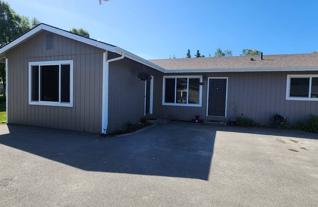 Cozy in Kenai Close to mouth of Kenai River and Beach access.