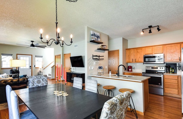 Cozy Iowa City Home ~ 2 Mi to Kinnick Stadium!