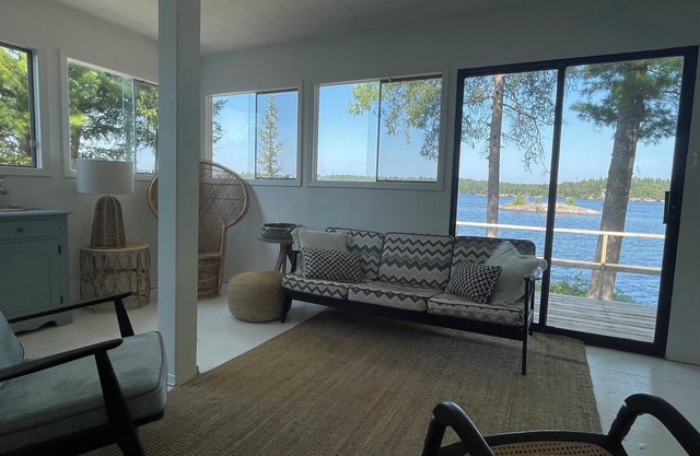 Cozy island cottage on Stoney Lake