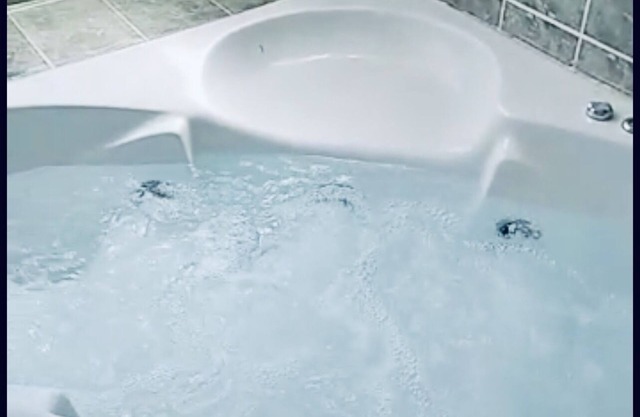 Cozy Jacuzzi 2bd - 5 minutes from the beach!