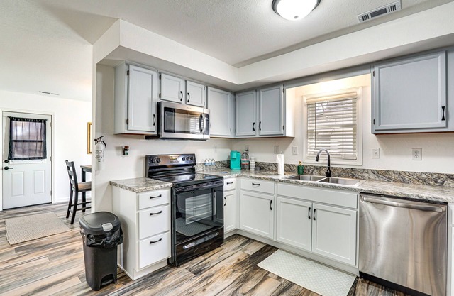 Cozy Jefferson City Retreat w/ Porch, Near Golfing