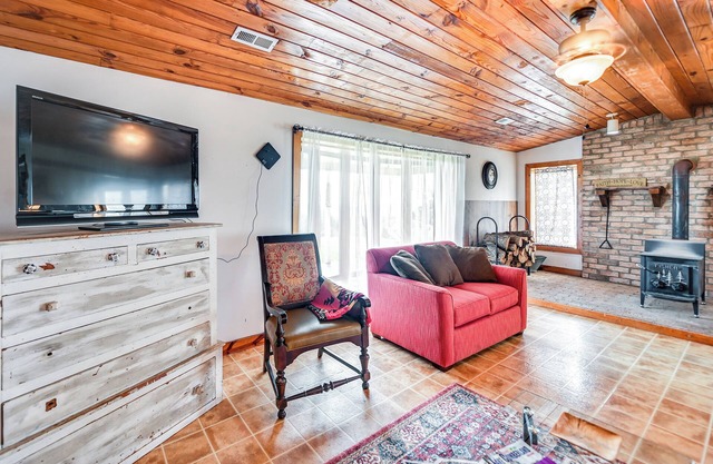 Cozy Kentucky Getaway w/Panoramic Farm Views!