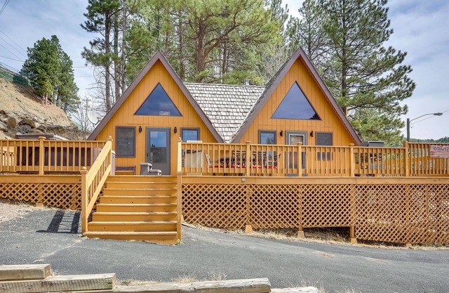 Cozy Keystone Cabin: Hot Tub, 3 Mi to Mt Rushmore!