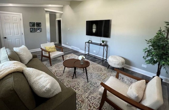 Cozy King bed, Free Wi-Fi Modern Lombard Home