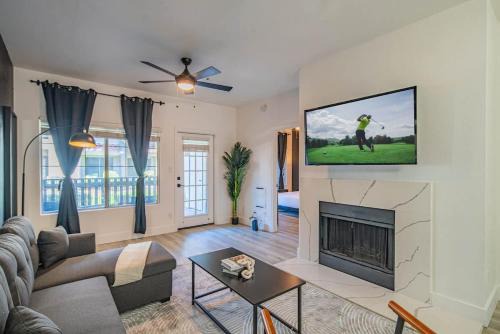 Cozy King Bed Golf Pickleball Pool Hot Tub Parking