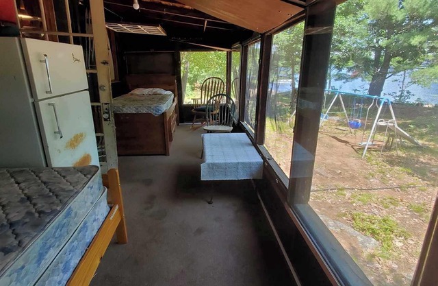 Cozy Lakeside Cabin on Kasshabog Lake, Pets Welcome!