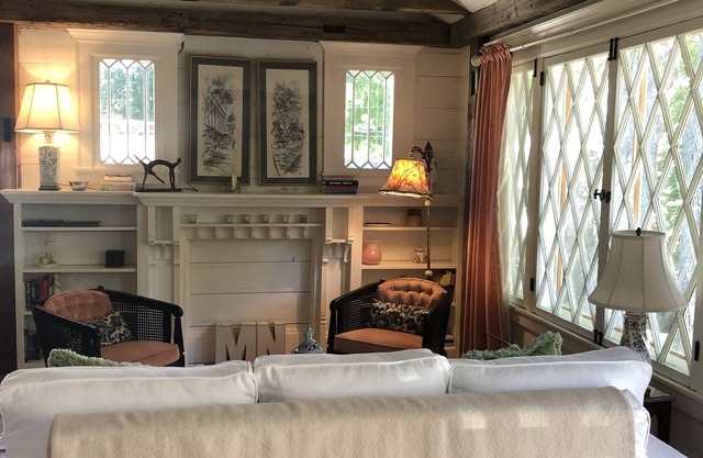Cozy Lake Cottage - Designer Home