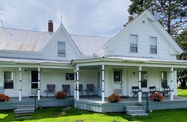 Cozy Lake Elmore 19th Century Waterfront Duplex