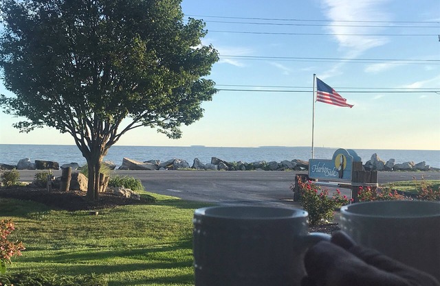 COZY, LAKE FRONT Condo, Private Deck, Walk to Jet Express