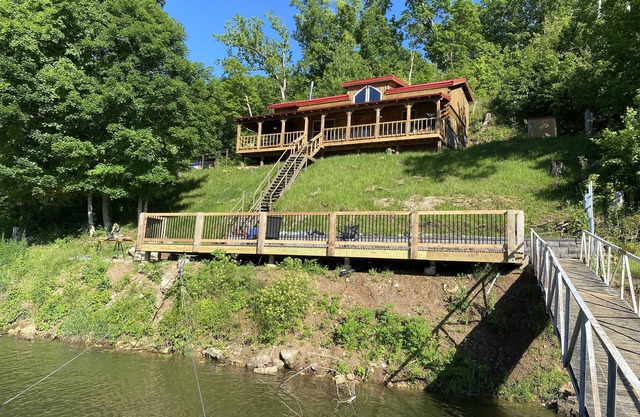 Cozy Lake-front Log Cabin in a large quiet cove w/Kayaks