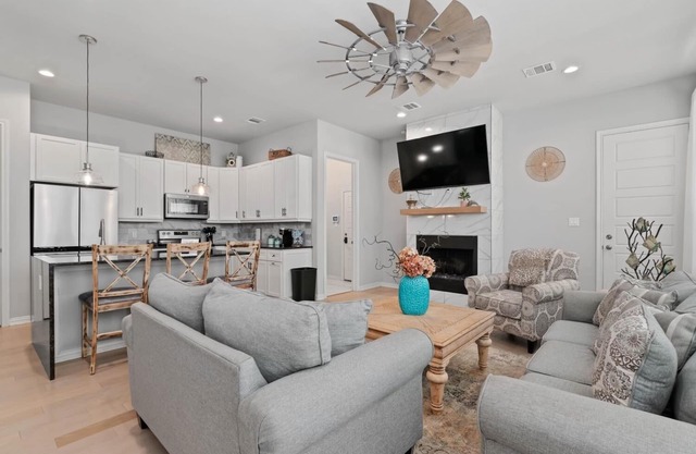 Cozy Lake house at Oakpoint w/Fully Equipped Office. Pet Friendly!