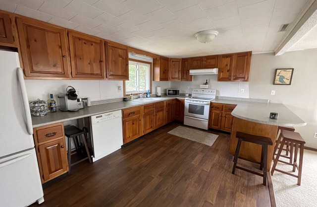 Cozy lakefront cabin on Lake Wissota/Yellow River with dock and beautiful views!