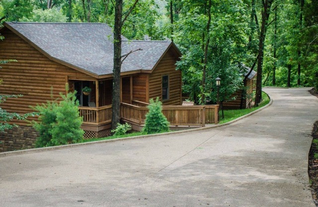 Cozy lakefront cabin, Giant City State Park, wineries, lakes, Shawnee Forest