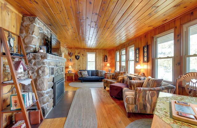 Cozy Lakefront Cabin w/Indoor Gas Fireplace!