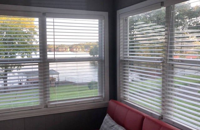 Cozy lakefront cottage (only minutes away from Oaklawn Park & Casino)
