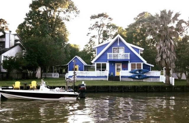 Cozy Lakefront Getaway On Lake Livingston. No Pets Allowed