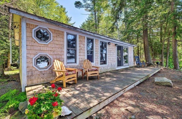 Cozy Lakefront Madison Cabin w/Dock & Kayaks