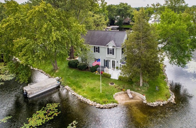 Cozy, lakefront retreat on private peninsula.