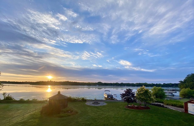 Cozy Lakefront Retreat. Bring your boat or let me take you on mine! Great Rates!