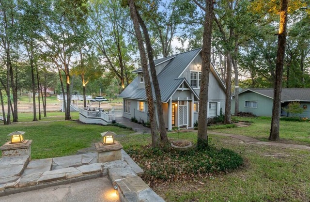 Cozy Lakehouse Retreat