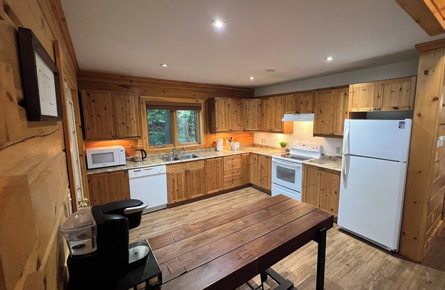 Cozy Lakeside Log Cabin with Large Deck and Sauna in Buckhorn