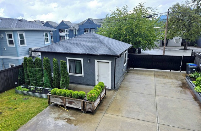 Cozy Laneway House Near Skystrain, no share