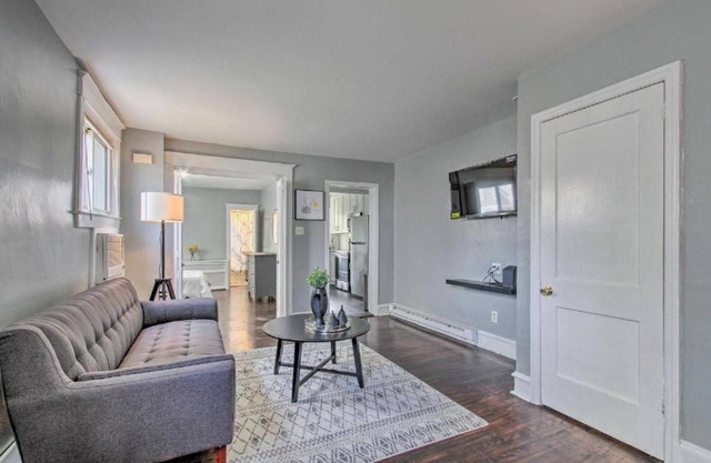 Cozy Large 1 Bedroom with Open Floor Plan