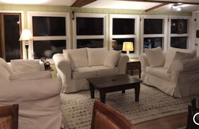 Cozy Laurentians Lakehouse