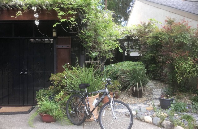 Cozy Location, close to the University and shopping , by the Greenbelt park