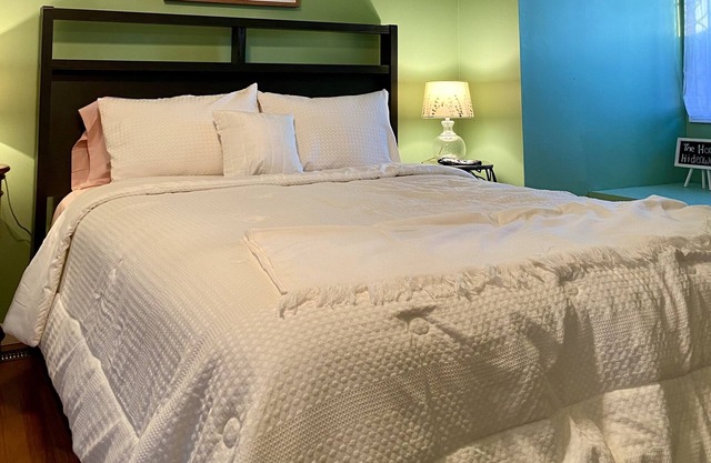 Cozy loft in a small town; walking distance to the popular restaurant BG’s!
