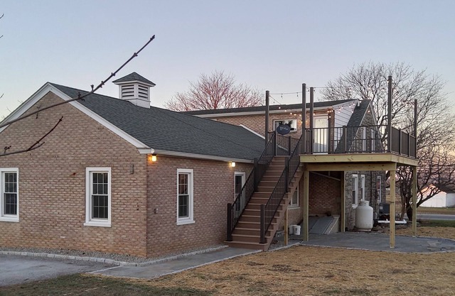 Cozy Loft w/ outside deck, wicker furniture / minutes to Kitchen Kettle