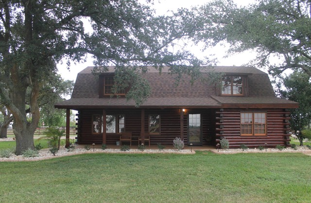 Cozy log cabin on 80 acre Homestead.