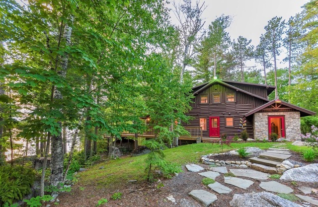 Cozy Log Cabin on Beautiful Phillips Lake near Bar Harbor and Camden