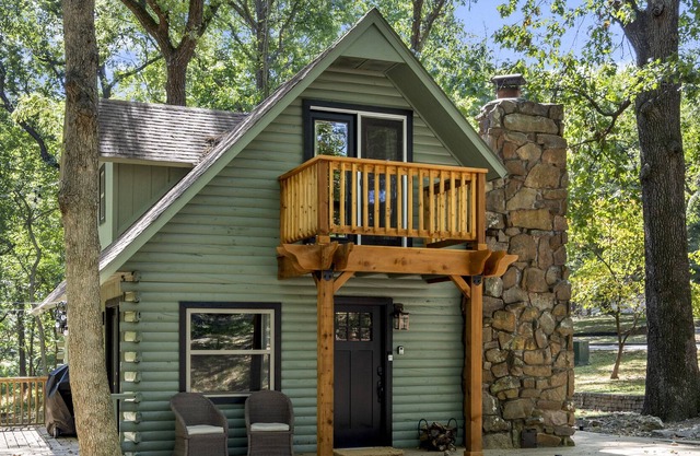 Cozy log cabin on Monkey Island. See description for golf cart rentals!