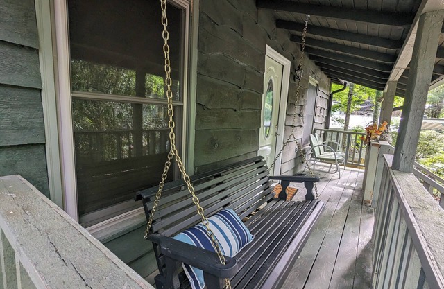 Cozy Love Nest in lake community among the mountains