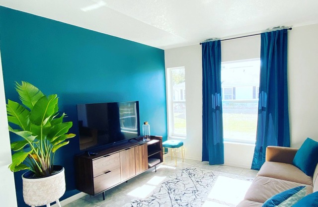 Cozy & lovely 2 BR/2 BA, screened lanai & canal in the back