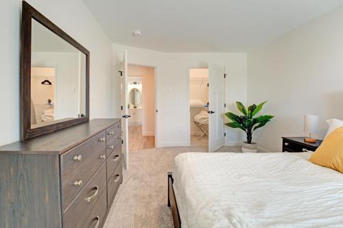 Cozy Luxury Living in Auburn, Your Stylish Escape - 2BD 1BA Apartment, Free Parking, WiFi & Balcony!