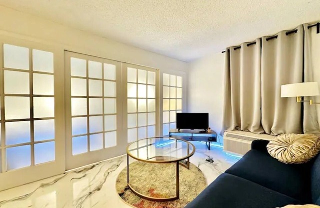 Cozy Miami South Beach Condo w. Full Kitchen- 2 blocks to beach!