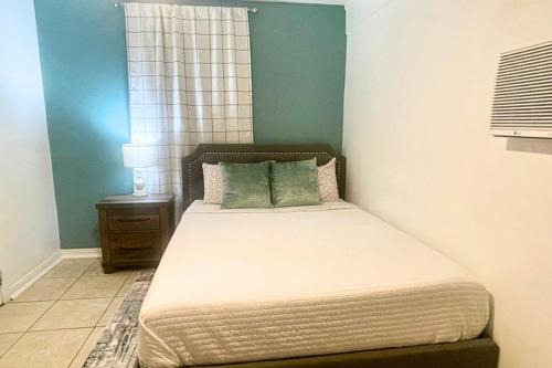 Cozy MiniStudio with Queen Bed Coffee