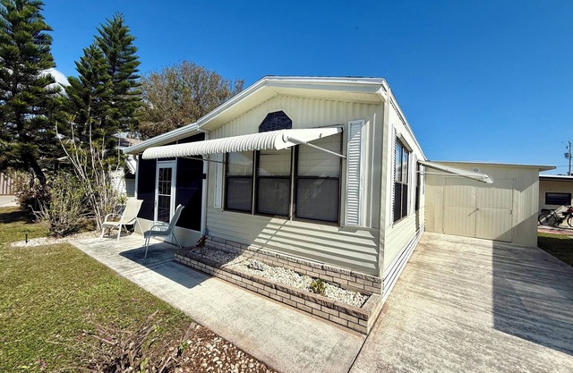 Cozy mobile home in charming North Fort Myers with AC, WiFi