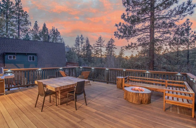 Cozy Modern Cabin w/Large Deck BBQ + Fire Pit