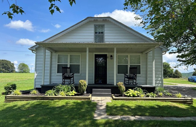 Cozy modern farmhouse w/garage- Only 5 miles to Lake Cumberland!