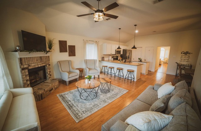 Cozy Modern Farmhouse with Pool & Hot Tub, 4BDs in Waxahachie
