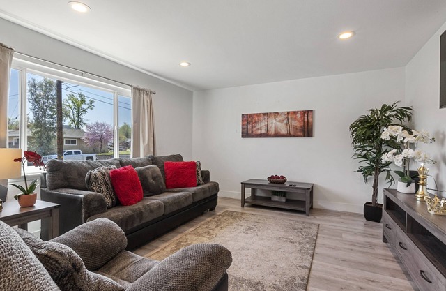COZY MODERN HOUSE IN CITRUS HEIGHTS