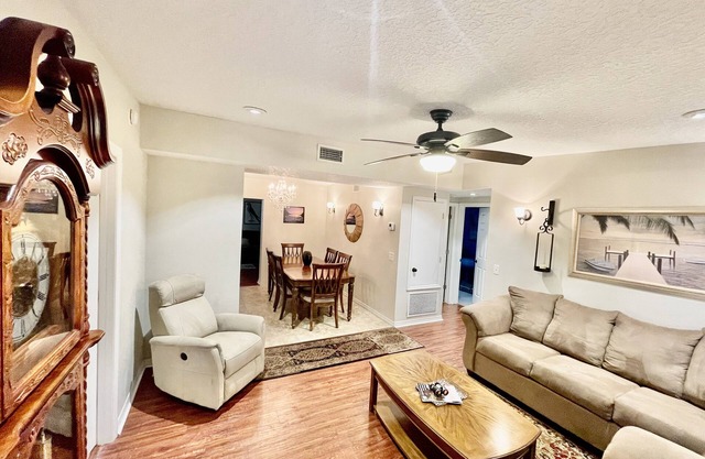 Cozy Modest Home near (Universal Studios & iDrive)
