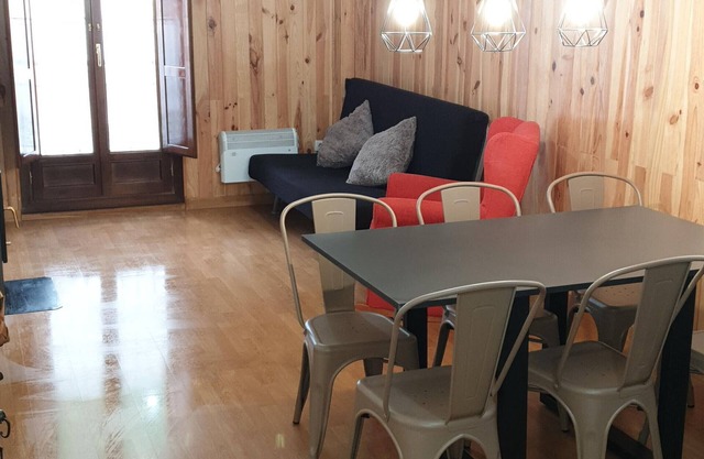Cozy Mountain Apartment with Fireplace near Astun & Candanchu Ski Resorts