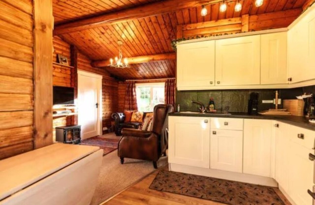 Cozy Mountain 2 Bed Log Cabin